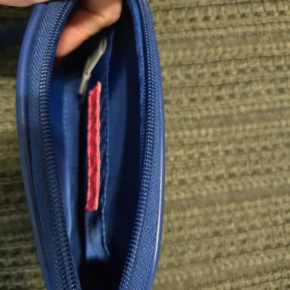 Disney Parks X Lilly Pulitzer Gillie Wristlet in Aegean Navy NWT - Picture 5 of 6